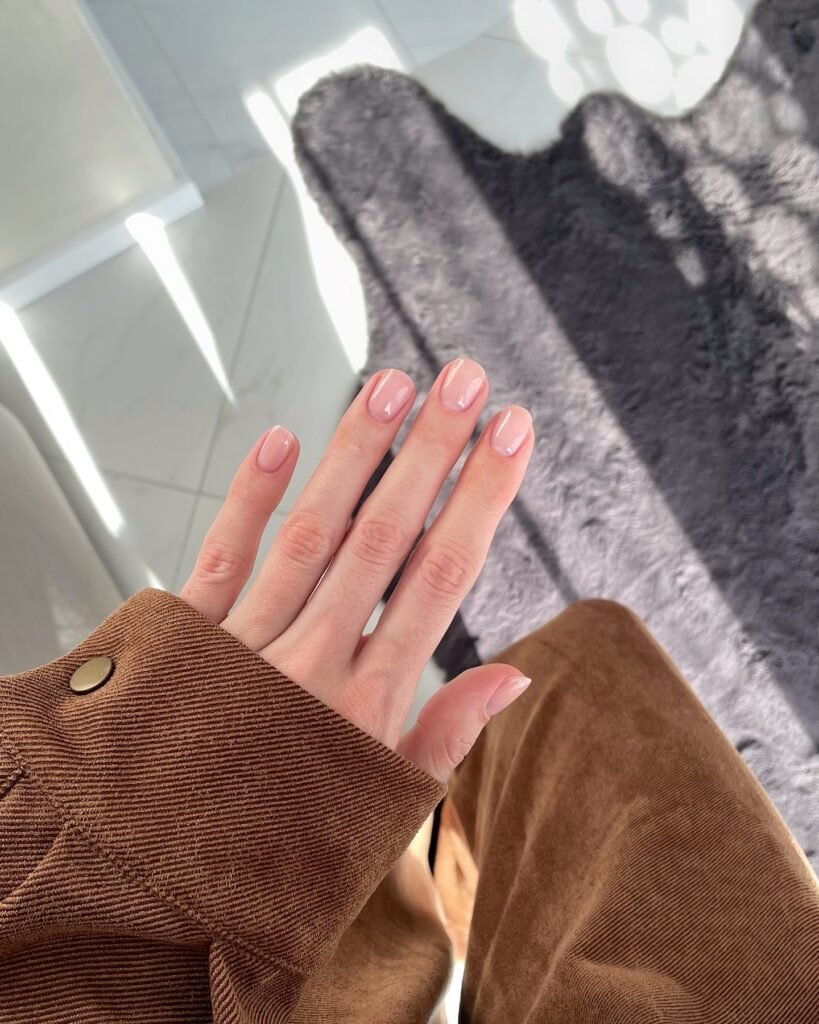 Glossy no-makeup nails with soft pink short manicure